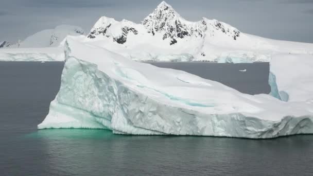 南极洲 南极冰冷的海水 地球的生态 面对全球暖化和气候变化 冰山依然存在 清澈的冰被海浪冲垮了 自然界中的臭氧空洞 — 图库视频影像