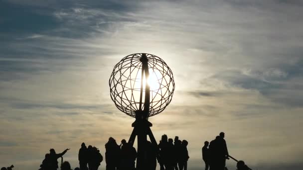 Nordkapp Vid Solnedgången Med Färgglada Moln Och Silhuett Globe Monument — Stockvideo