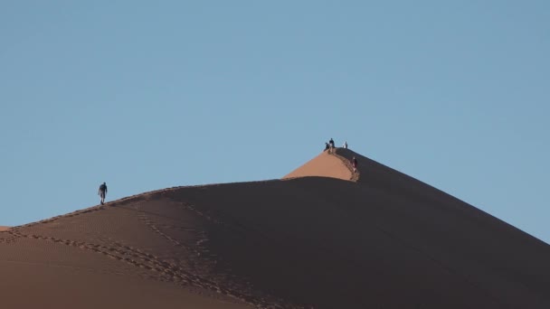 Turyści Górach Wydmy Pustyni Namibii Wspinaczka Sylwetka Zachód Słońca Podróże — Wideo stockowe