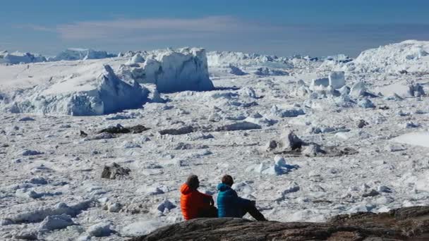 Los Viajeros Observan Glaciares Icebergs Gente Mirando Glaciar Senderismo Hombre — Vídeos de Stock