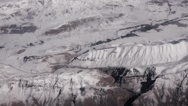 Montañas Disparadas Desde Ventana Avión Nieve Cubierto Valle Montaña Invierno — Vídeos de Stock