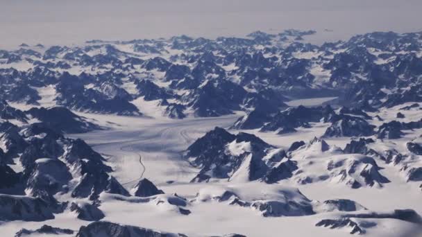 Munții Împușcați Fereastra Unui Avion Zăpada Acoperit Valea Muntelui Iarnă — Videoclip de stoc