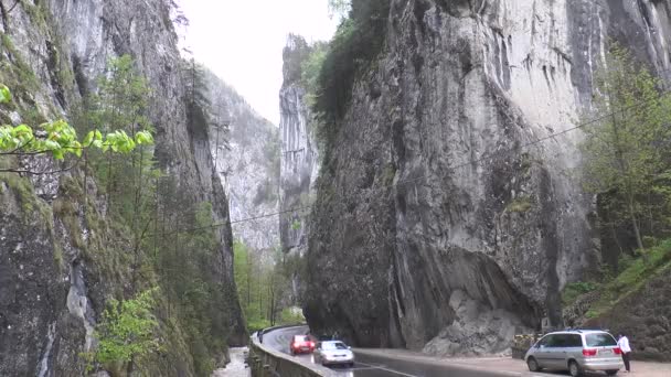 Bergstraße Zwischen Granitfelsen Autos Auf Einer Gefährlichen Steinigen Straße Autos — Stockvideo