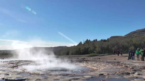 冰岛两次爆发间歇泉 Strokur Geyser的崛起 冰岛最有名的间歇泉之一 — 图库视频影像
