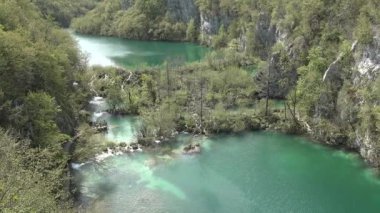 Plitvice Gölleri, Hırvatistan. Yedek Plitvice Gölleri. Turkuaz mavi ve yeşil suyu olan renkli bir manzara. Şelalelerle birbirine bağlı 16 gölden oluşan bir şelale.