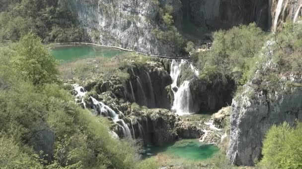 克罗地亚Plitvice湖 Plitvice湖保护区 色彩斑斓的风景 碧绿碧绿的水 瀑布连接的16个湖泊的瀑布 — 图库视频影像