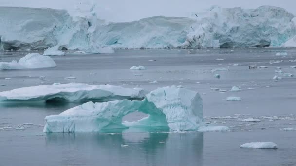 Derreter Pedaços Iceberg Oceano Enorme Pedaço Glaciar Glaciares Estão Derreter — Vídeo de Stock