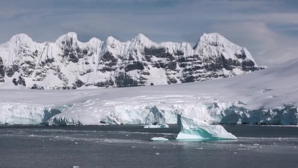 Ijsbergstukjes Smelten Oceaan Enorme Stuk Gletsjer Gletsjers Smelten Noordelijke Cirkel — Stockvideo