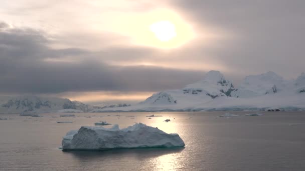 Ijsbergstukjes Smelten Oceaan Enorme Stuk Gletsjer Gletsjers Smelten Noordelijke Cirkel — Stockvideo