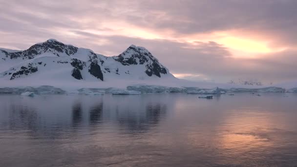 Λιώνει Κομμάτια Παγόβουνου Στον Ωκεανό Τεράστιο Κομμάτι Παγετώνα Παγετώνες Λιώνουν — Αρχείο Βίντεο