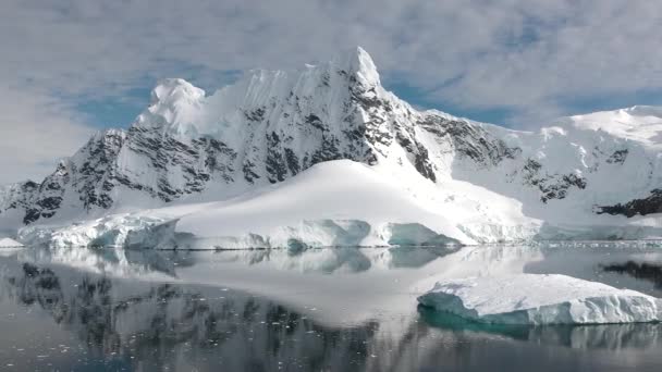 Λιώνει Κομμάτια Παγόβουνου Στον Ωκεανό Τεράστιο Κομμάτι Παγετώνα Παγετώνες Λιώνουν — Αρχείο Βίντεο