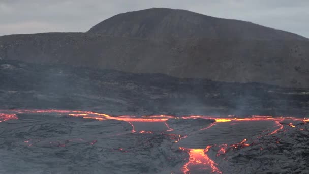 火山喷发 热液体熔岩撒布 从地幔喷出的熔融火山熔岩河与自然热液体的景象 全球变暖和气候变化 生态问题 — 图库视频影像
