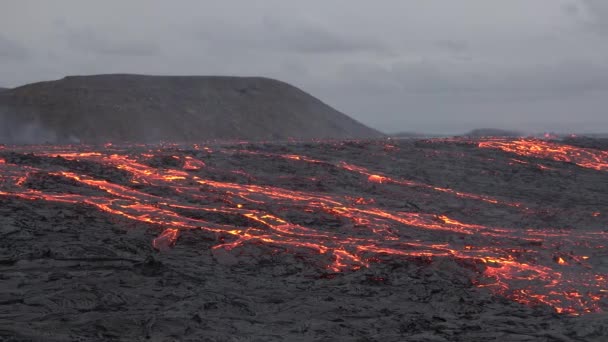 Ijsland Vulkaanuitbarsting Warme Vloeibare Lava Verspreidt Zich Uitzicht Een Gesmolten — Stockvideo