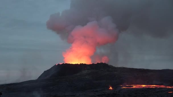 Island Sopečná Erupce Horká Tekutá Láva Šíří Pohled Roztavenou Řeku — Stock video