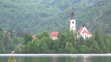 Slovenya, Bled-13.05.2022: Bled Gölü Panoraması. Güzel Slovenya 'ya git. Kanlı kale. Adadaki bir kilise. Gezi tekneleri.