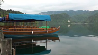 Slovenya, Bled-13.05.2022: Bled Gölü Panoraması. Güzel Slovenya 'ya git. Kanlı kale. Adadaki bir kilise. Gezi tekneleri.