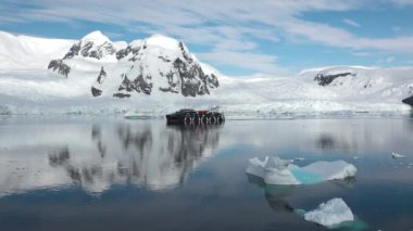Okyanusta bir gemi turu. Güneşli bir günde okyanusa ya da denize yelken açan bir yolcu gemisi. Lüks yolcu gemisiyle seyahat etmek. Seyahat kavramı.