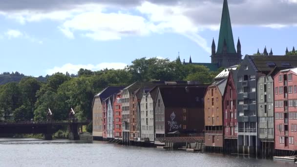 Trondheim Noorwegen September 2022 Mooie Heldere Kleurrijke Huizen Houten Palen — Stockvideo