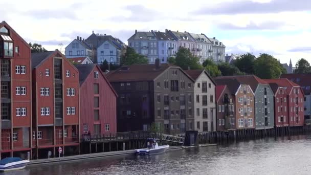 Trondheim Noruega Setembro 2022 Belas Casas Brilhantes Coloridas Palafitas Madeira — Vídeo de Stock