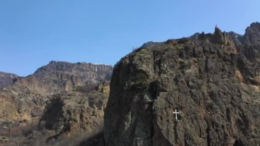 Güzel dağ manzarası. Hava görüntüsü. Kafkas Dağları 'nın hava görüntüsü. Dağlar, tepeler, uçurumlar, kayalar, çıkıntılar, manzara, doğa, işlenmemiş doğa. Drone videosu.