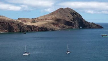 Portekiz, Madeira Adaları 'nın güzel doğası. Volkanik adanın kayalıkları ve resimli kıyıları. Volkanik adaların nefes kesici manzarası. Atlas Okyanusu dalgaları Madeira adasının kayalıklarına çarpıyor..