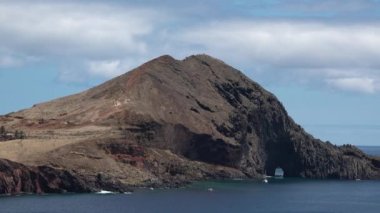 Portekiz, Madeira Adaları 'nın güzel doğası. Volkanik adanın kayalıkları ve resimli kıyıları. Volkanik adaların nefes kesici manzarası. Atlas Okyanusu dalgaları Madeira adasının kayalıklarına çarpıyor..