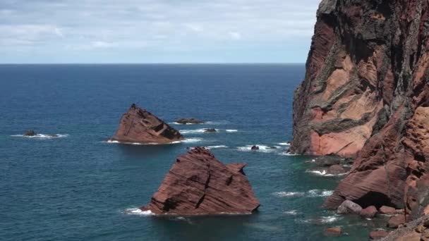 Krásná Příroda Madeirských Ostrovů Portugalsko Útesy Malebné Břehy Sopečného Ostrova — Stock video