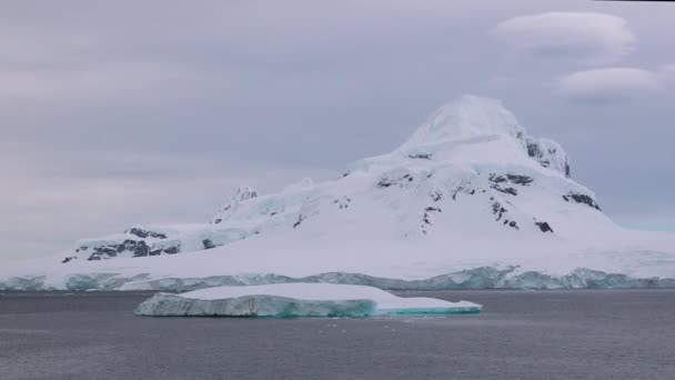 Antarktisz Tájképe Jéghegyek Óceánban Hegyekben Globális Felmelegedés Éghajlatváltozás Expedíció Antarktisz — Stock videók