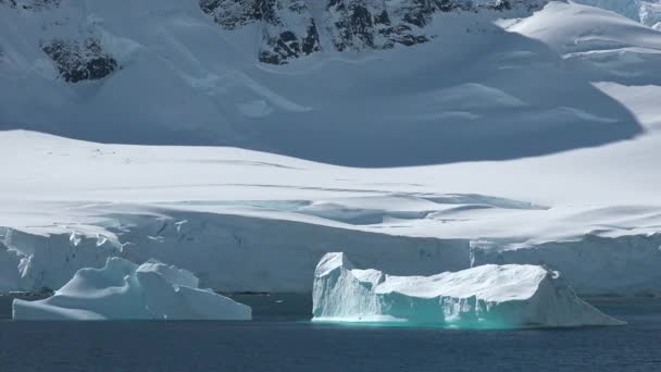 Krajobraz Antarktydy Góry Lodowe Oceanie Górach Globalne Ocieplenie Zmiany Klimatyczne — Wideo stockowe