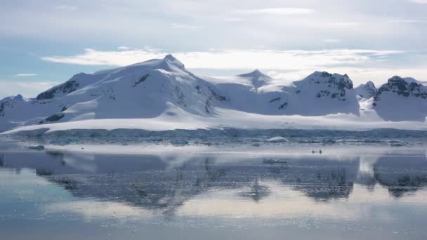 Paisaje Antártico Icebergs Océano Las Montañas Calentamiento Global Cambio Climático — Vídeo de stock