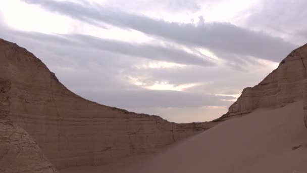Πανόραμα Βουνών Στην Έρημο Άμμος Λόφους Ξηρασία Διάβρωση Και Γεωλογία — Αρχείο Βίντεο