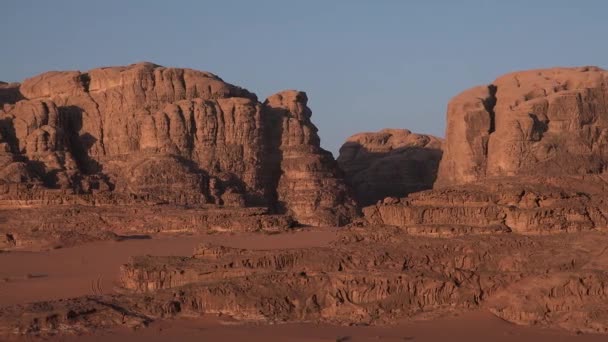 砂漠の山のパノラマ サンドヒル 干ばつした エロサイオンと地質学 気候変動について 日の出の風景 自然の壮大さと美しさ — ストック動画