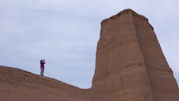 여행과 사막에서 풍경의 사진을 여행에 관광객 야외에서 즐기는 하이커 — 비디오