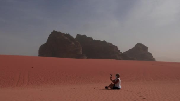 여행과 사막에서 풍경의 사진을 여행에 관광객 야외에서 즐기는 하이커 — 비디오