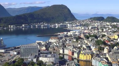 NORway, ALESUND - 03 Eylül 2022: Alesund, Norveç, denizde evler, tekneler, yatlar. Norveç 'te bir gezi. Şehrin Panorama 'sı. Norveç fiyorduna gideceğiz. Liman cephesi mimarisi.