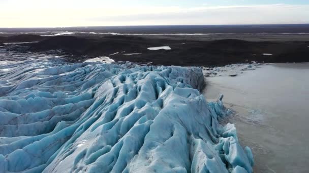 附近的冰川 关闭欧洲最大的冰川 冰岛艳阳天 用黑灰做的山脊融化的冰 全球变暖概念 在室外打呼噜山区冰景 — 图库视频影像