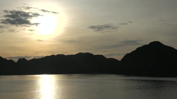 早上的海景 山水秀丽 云彩斑斓 海滨的金色落日 科莫多国家公园前往印度尼西亚的游轮 — 图库视频影像