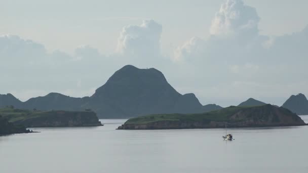 早上的海景 山水秀丽 云彩斑斓 海滨的金色落日 科莫多国家公园前往印度尼西亚的游轮 — 图库视频影像