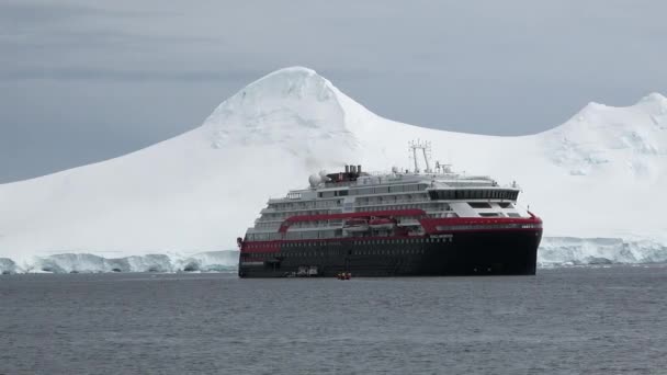 Антарктида 2022 Корабли Плывут Антарктическом Море Ледником Горами Прекрасная Полярная — стоковое видео