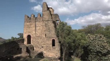Ortaçağ şatosunun taş kalıntıları. Gondar 'daki tarihi kale, kültür mirası ve Etiyopya' daki ünlü anıt. Unesco 'nun dünya mirası. Bina, eski mimari..