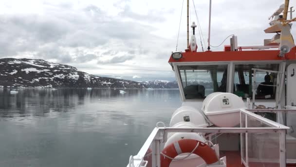 Barco Flotar Paisaje Agua Invierno Congelado Entre Orilla Del Hielo — Vídeos de Stock