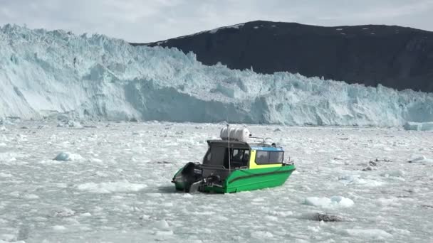 Лодка Плавает Замерзшей Зимней Водной Среде Среди Ледяного Берега Экскурсионная — стоковое видео