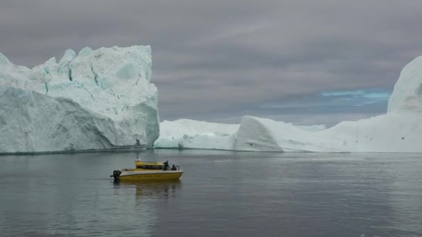 Buz Kıyıları Arasında Donmuş Kış Sularında Yüzen Bir Tekne Etrafı — Stok video