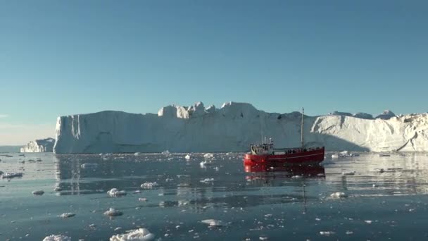 Лодка Плавает Замерзшей Зимней Водной Среде Среди Ледяного Берега Экскурсионная — стоковое видео