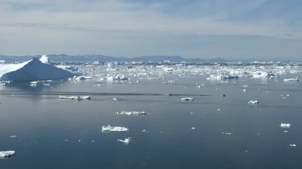 小船漂浮在冰岸间冰冷的冬季水景中 远游船在被冰山环绕的海洋中 在南极海的船旅游 探索南极半岛 — 图库视频影像