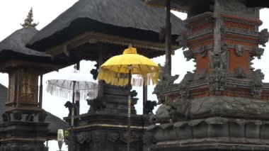 Endonezya 'da. Bali. Pura Besakih Tapınağı. Pura Besakih, Gunung Agung 'un yamacında, güya bu tapınakta ibadet edilen dost canlısı insan ruhları yaşıyor..