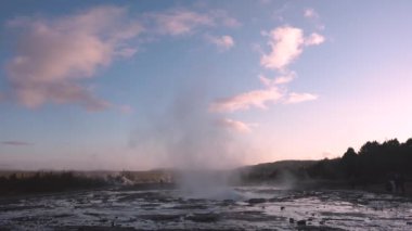 Mars gerçeküstü fantezi dünyası. Eşsiz doğa fenomeni, jeolojik merak. İzlanda 'da bir gayzer patlaması. Jeotermal vadide volkanik fümerol gayzerleri.