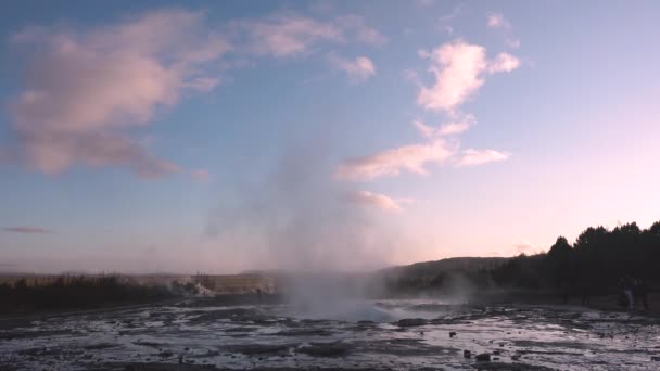火星のリアルなファンタジー風景 自然のユニークな現象 地質学的な不思議 アイスランドの消火器 地熱谷の火山噴火器について — ストック動画