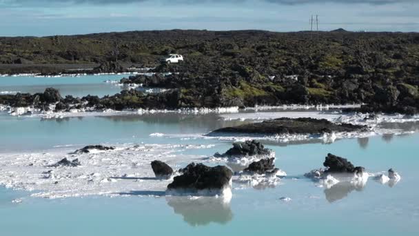Blå Lagunen Geotermisk Varm Källa Blå Vatten Kontrasterar Mot Svart — Stockvideo