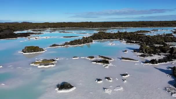 蓝色的泻湖 地热温泉 蓝色的水与黑色的地面形成反差 飞越开阔的自然游泳池 高质量的 — 图库视频影像
